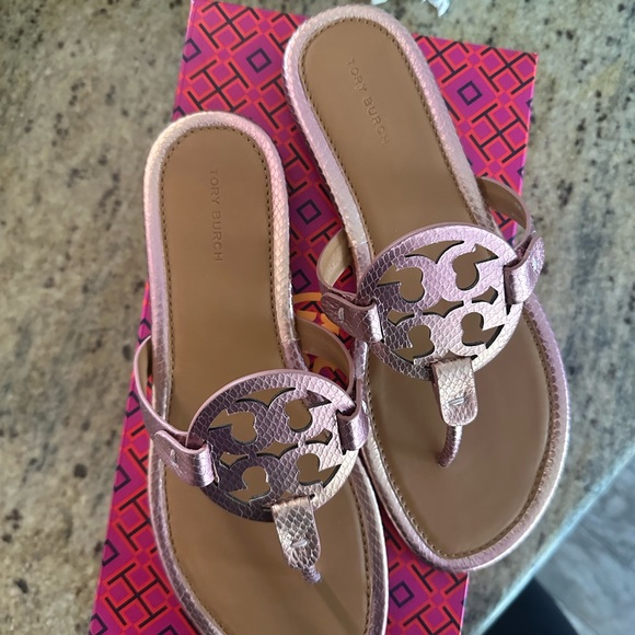 New Tory Burch METALLIC EMBOSSED SNAKE
LEATHER - Picture 4 of 7